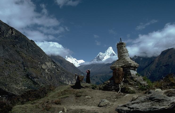 Chorten on the trail between Namche and Tengboche