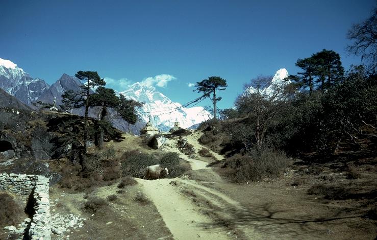 The pass between Syangboche and Khumjung